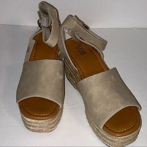 NWT, a.n.a laskie wedges, size 8